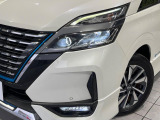 【LEDヘッドライト】悪天候や夜間走行時も良好な視界を確保し安心して運転できる高輝度LEDヘッドライトを装備!点灯速度が早く、消費電力も抑えられています。