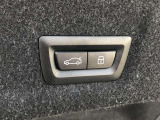 ボタン操作ひとつでトランクの開閉を可能とする電動トランクが付いております。