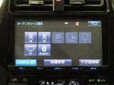9インチ純正SDナビ。ラジオやフルセグTVの視聴だけでなく、ハンズフリー通話や音楽再生がBluetoothで接続可能です。