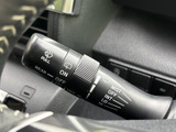雨天時の視界を確保するワイパーレバーは、運転の安全性を高めます。雨の日の運転も安心です。