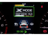 X-MODEは路面に応じてモードを選択するだけで4輪の駆動力やブレーキなどを最適にコントロール。悪路からのスムーズな脱出をサポートします。