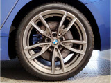 BMWの純正アロイホイールは軽量かつ強度にも優れているホイールで走行性能を引き上げる設計になっております。足元にもBMWは妥協がなくこだわっている個所になります。