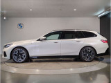 BMWではロングホイールベースの採用をしており、すべての車種に適用され、走行中の安定感の向上されております。また室内空間の広さにも貢献しております。