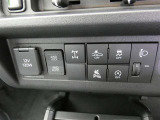 4WDシステムの切替も簡単です。オフロードや雪道などの滑りやすい路面でも安心して走行できます。