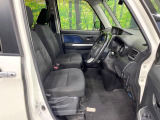 運転席まわりには十分なスペースがあり、大柄な方でもゆったり運転していただける環境です。