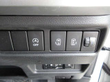運転席から左右のスライドドアを電動で開閉できるスイッチを備えています。狭い駐車場での乗り降りや雨天時の送迎など、荷物やお子様を抱えている際にもスムーズな乗降をサポートしてくれる実用的な仕様です。