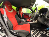 【専用スポーツシート】ホールド性に優れ、カーブ時の体が流れを抑制してくれます。また、体にフィットするから腰や背中が疲れにくく、ロングドライブや高速走行でも快適にお過ごしいただけます♪