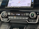 オートエアコンは運転席側と助手席側でそれぞれ自由に温度設定ができます。冬でも快適にドライブできるシートヒーター付きです。