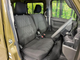 運転席まわりには十分なスペースがあり、大柄な方でもゆったり運転していただける環境です。