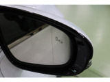 ブラインドスポットモニター(BSM)を装備しています。隣を走る車両が死角に入るとミラー内LEDインジケーターが点灯。さらに、ウィンカーを出すとインジケーターが光って点滅して注意を促してくれます。