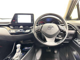 C-HRならではの見晴らしのよい前方視界で、快適なドライブをお楽しみいただけます。