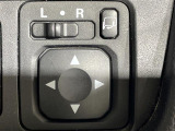 【電動格納ミラー】運転席のスイッチで、ドアミラーの開閉や角度の調整ができます。