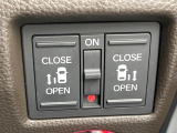 【両側パワースライドドア】スマートキーや運転席のスイッチで後席両側スライドドアの開閉が可能♪電動だから力を入れてドアを開ける必要が無く、小さなお子様でも簡単に開け閉めでき快適です♪