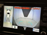パノラミックビューモニターを装備。駐車場や交差点でクルマを真上から見るように周囲を確認できます。機能の詳細は販売店スタッフまでおたずねください。