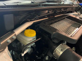 【STIタワーバー】お車の剛性を高めるタワーバーを装備。よりスムーズなコーナリング走行が可能となり、走りも楽しめます。