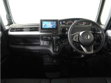 ◆インテリアパネル◆視界広々で非常に運転しやすくロングドライブでも疲れを感じさせないすっきりとまとまったインパネ周りです。