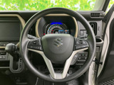 握りやすいステアリング形状で、長時間の運転でも疲れにくい設計です。操作スイッチも配置されており、運転に集中できます。