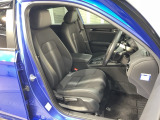 乗降がしやすい運転席。高さが調節できて小柄な方でも運転しやすいポジションをとることができます。