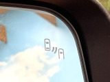 【ブラインドスポットワーニング】走行中、ドアミラーの死角になりやすい箇所に後続車が接近するとサイドミラー付近に警告を表示、ドライバーに注意喚起をしてくれます。