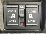 【両側パワースライドドア】スマートキーや運転席のスイッチで後席両側スライドドアの開閉が可能♪電動だから力を入れてドアを開ける必要が無く、小さなお子様でも簡単に開け閉めでき快適です♪