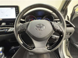 ステアリングスイッチ搭載!手を離さずに手元のスイッチでさまざまな操作が可能。運転中、視線をそらさなくても操作ができて安全です!