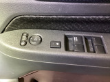 電動格納式リモコンドアミラーと、パワーウィンドウスイッチ等は運転席ドアにあります。