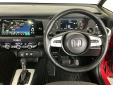【ハンドル】運転にかかわる様々な操作を安全に行えるように視点移動が少なく操作性に配慮されたスイッチ類が凝縮されたコックピットです。