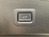 パワーリフトゲートは運転席とリフトゲート側、さらにアドバンストキーでも開閉が可能!開度は無段階にメモリー設定もできます。ゲート内側にタッチセンサーを配置し、手などを挟み込む危険を低減します。