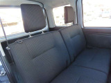 後部座席も気になるようなキズ・汚れやへたり等、大きなダメージはなく、良好な状態です。