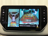 【パノラマモニター】 上から見下ろしたような映像が、運転の不安を軽くします。