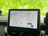 見やすい大型ディスプレイが、スムーズな移動をサポート。目的地設定も簡単で、長距離ドライブも安心です。細部まで鮮明な表示で、運転に集中できます。