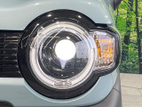 【LEDヘッドライト】悪天候や夜間走行時も良好な視界を確保し安心して運転できる高輝度LEDヘッドライトを装備!点灯速度が早く、消費電力も抑えられています。