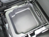 助手席下部には持ち運び可能な収納BOXを搭載★