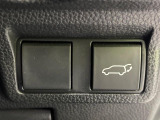 【パワーバックドア】スマートキーや運転席のボタンを押すだけでリアゲートが自動で開閉します!荷物を持っている時や、高い位置にあるバックドアを閉める際に便利な機能です♪