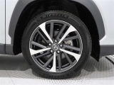 アルミホイールを装備、タイヤサイズは225/50R18です。