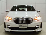 一目でBMWと解る存在感。象徴的なキドニーグリルを中心にシャープなヘッドライトと力強い表情が融合。スポーティーさとエレガンスを兼ね備えたBMWならではのフロントフェイスです。