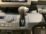 CVT車のセレクトレバーです。低速から高速まで、変速ショックのないスムーズな走りを実現するとともに、エンジン効率のよい領域を維持することで燃費にも貢献します。