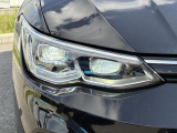 LEDマトリックスヘッドライト「IQ.LIGHT」。対向車や先行車を検知し、LEDを個別制御。まぶしさを抑えながら、夜間の視界をしっかり確保します。
