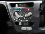 使いやすいマニュアルエアコンは簡単な操作で車内を快適にしてくれます☆