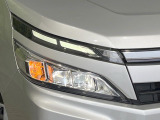 【LEDヘッドライト】悪天候や夜間走行時も良好な視界を確保し安心して運転できる高輝度LEDヘッドライトを装備!点灯速度が早く、消費電力も抑えられています。