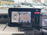 【全方位カメラ】自車を真上から見下ろす視点をモニターに映す機能。駐車や離合時の死角を無くして安全を支えます。トヨタ名のパノラミックビュー等、現代の商談では外せない必須の安全装備です。