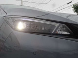 【LEDヘッドライト】悪天候や夜間走行時も良好な視界を確保し安心して運転できる高輝度LEDヘッドライトを装備!点灯速度が早く、消費電力も抑えられています。