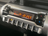 【オートエアコン】一度お好みの温度に設定すれば、車内の温度を検知し風量や温度を自動で調整。暑い&hellip;寒い&hellip;と何度もスイッチ操作をする必要はありません。快適な車内空間には必須の機能ですね♪
