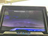 狭い場所での駐車も安心。後方の状況を画面で確認できるので、安全に駐車操作ができます。運転に自信がない方にもおすすめです。