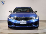 BMW代表的な特徴のキドニーグリル。BMWのすべてのモデルに採用され、BMWらしさを強調しております。