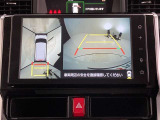 バックカメラの他に上から見下ろしたような画像が見れるアラウンド(全方位)モニター。前後左右を把握できる、すごい機能が装備されています!