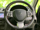 握りやすいステアリングは、運転操作を快適にします。ステッチが施されたデザインは、スポーティな印象を与えます。確かな操作感で、運転を楽しめます。