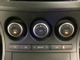 空調スイッチ類は最近流行のタッチパネル式ではなく、運転中でも直感的に操作できるダイヤル式を採用しております。