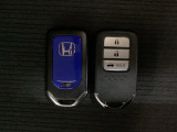 スマートキーを装備しています。鍵を差し込むことなくドアロックの開け閉めと、スタートボタン操作でのエンジンスタートができます。ボタン操作でトランクが開けられるトランクオープナーもついています。