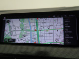 【純正ナビゲーション】BMWのナビゲーションは操作性も良く、詳細な地図情報と交通状況を見やすく表示し、快適なドライビングをサポートしながら目的地までナビゲートします。